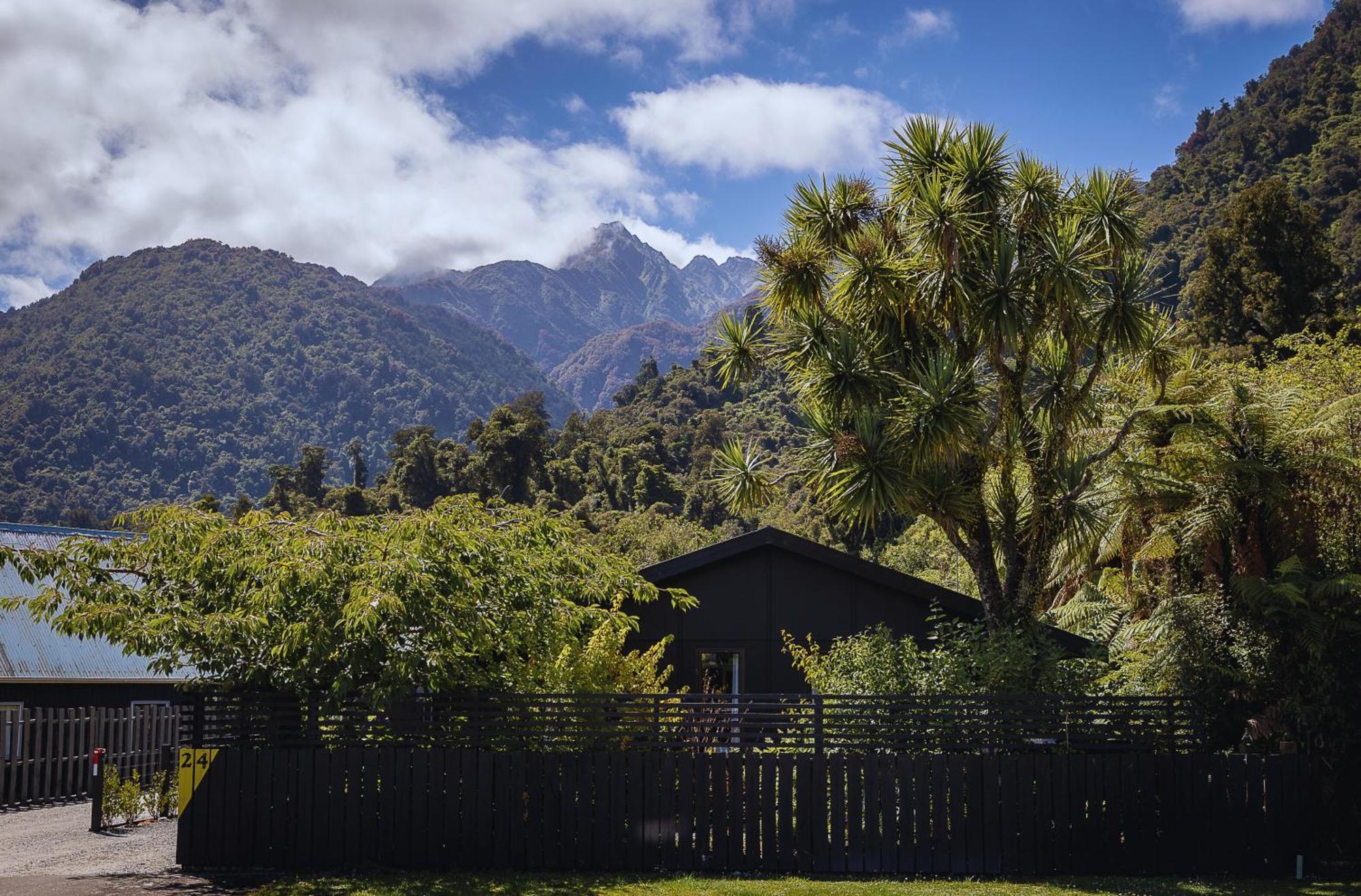 Two Four Cron Franz Josef Exterior foto