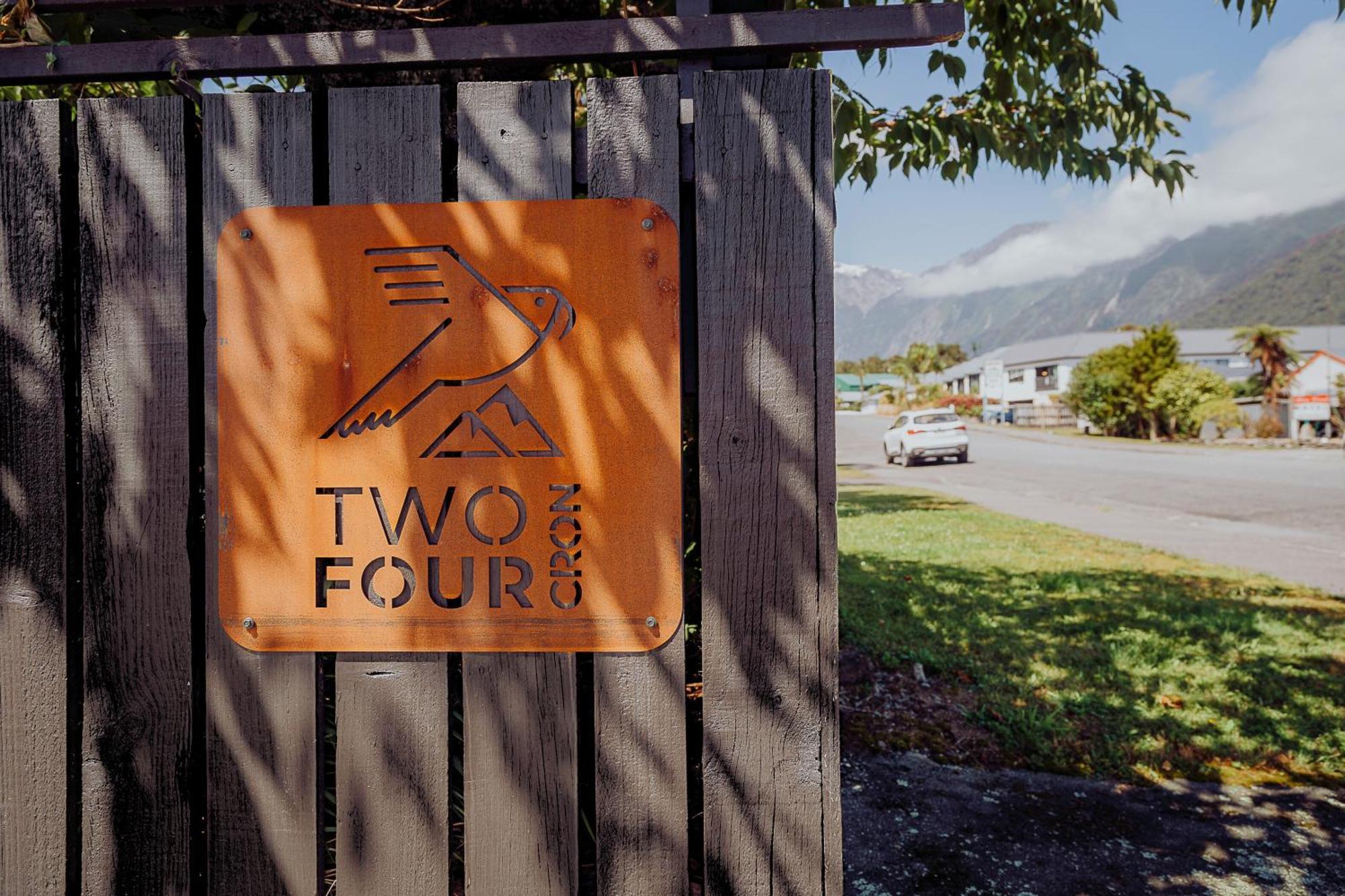 Two Four Cron Franz Josef Exterior foto